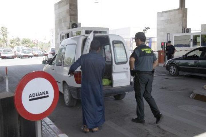 Uno de los controles de la frontera entre España y Marruecos en Melilla, donde un hombre ha irrumpido con un cuchillo esta mañana.