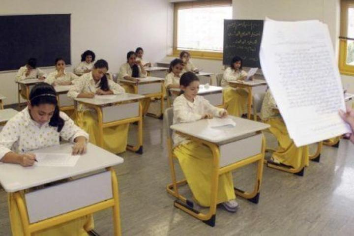 Un grupo de niñas se someten a un examen en una escuela elemental de Yeda, en una foto de archivo de 2007.