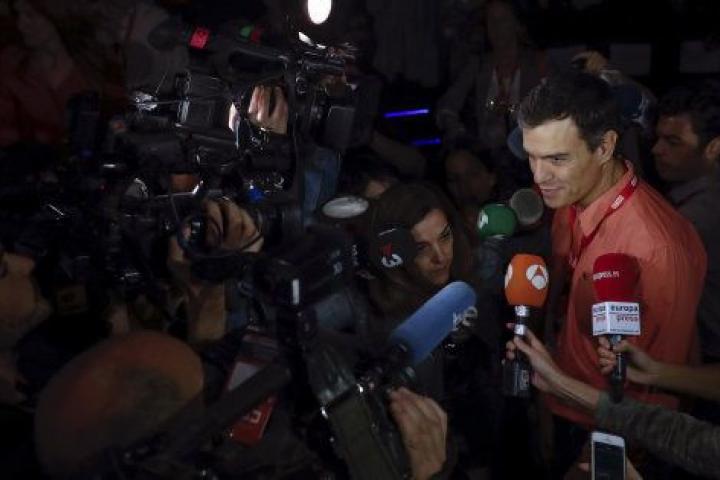 El secretario general del PSOE, Pedro Sánchez, hace declaraciones a los medios durante la inauguración del XI Congreso Confederal de CCOO, el pasado 29 de junio.