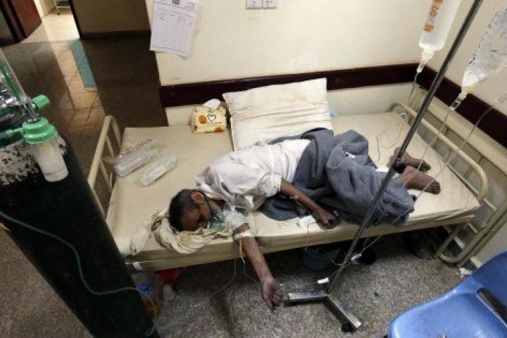 Un hombre afectado de cólera, en un hospital de la capital yemení.