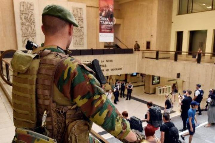 Un soldado vigila, ayer, el vestíbulo principal de la estación central de Bruselas (Bélgica).