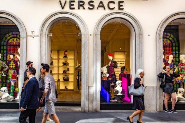 Una tienda de Versace en Milán (Italia).