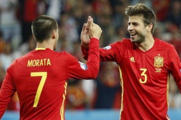 Morata y Piqué, celebrando un gol durante el partido España-Turquía del pasado verano.
