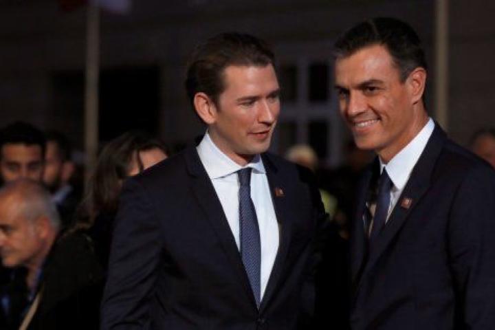 El presidente del Gobierno español, Pedro Sánchez (d), es recibido por el canciller austríaco, Sebastian Kurz, a su llegada al encuentro de Salzburgo.