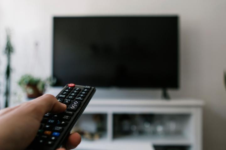 Una persona se dispone a encender la televisión.