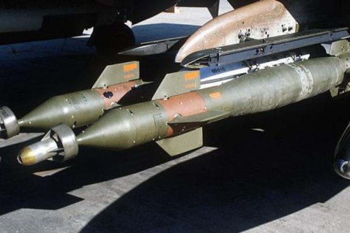 Dos bombas guiadas por láser GBU-12 de 227 kilos montadas en un F-4E Phantom II el 5 de febrero de 1982.