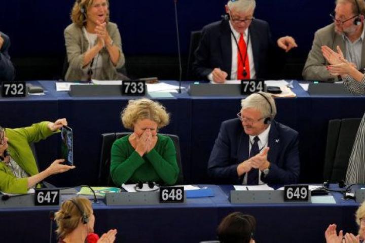 La autora del informe, Judith Sargentini, contra Orbán, celebra el voto en el Parlamento Europeo.