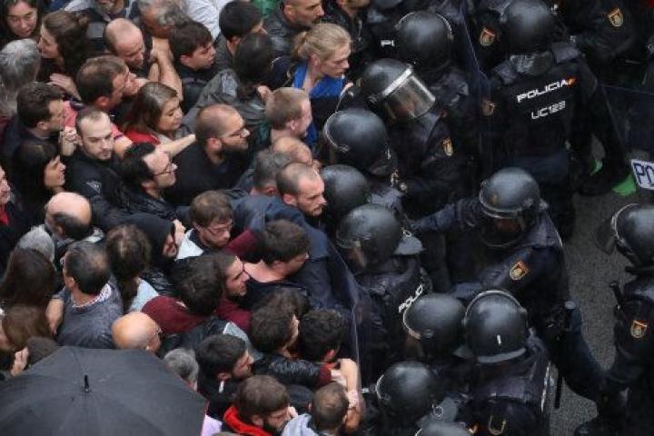 La Policía bloquea el paso de los concentrados ante uno de los puntos de votación durante el 1-0 de 2017, en Barcelona.