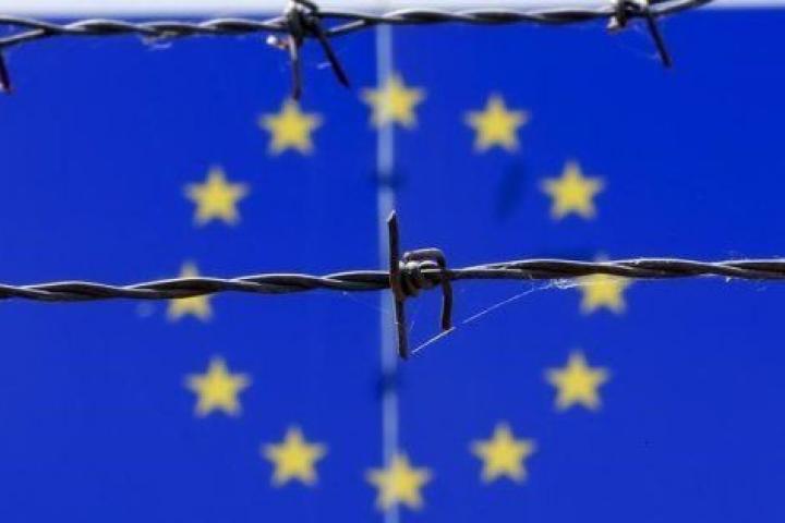 Alambrada ante una bandera de la UE en un centro de recepción de refugiados en Bicske, Hungría, en una imagen de archivo de 2015.
