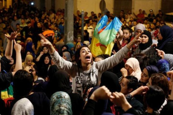 Una joven grita, el pasado 3 de junio, durante una de las manifestaciones nocturnas en Alhucemas (norte de Marruecos).