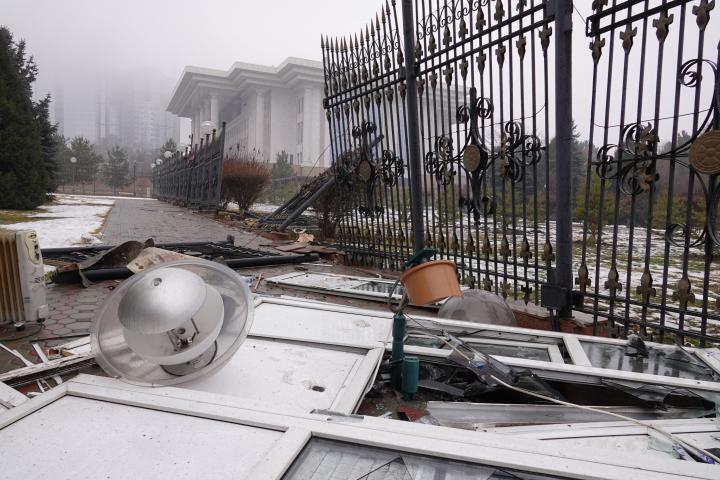 Estado del palacio de Gobierno en Nur-Sultán tras las protestas.