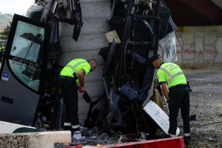 La Guardia Civil, trabajando sobre los restos del autobús siniestrado, el pasado lunes.
