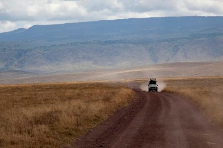 Un coche cruza por el cráter del Ngorongoro, en la zona de Arusha, cerca de donde se ha producido el accidente.