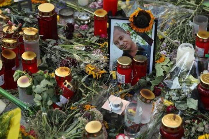 Homenaje de flores y velas a Daniel Hillig, el hombre apuñalado en Chemnitz, Alemania.