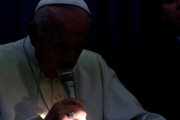 El papa habla en el avión a la vuelta de Irlanda.
