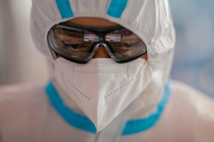 Un sanitario observa con atención una pantalla