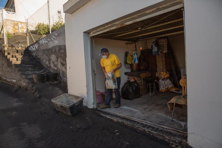 Un vecino limpia el garaje de su casa, en La Palma.
