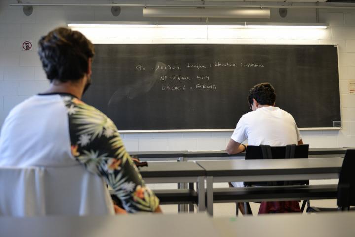 Dos estudiantes en un aula de Cataluña.