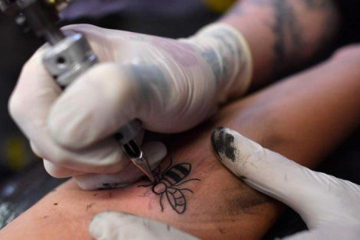 Tatuando una abeja obrera en Manchester.