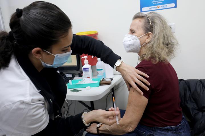 Una mujer recibe una dosis de la vacuna contra el coronavirus en Israel.