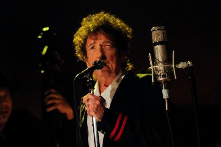 Bob Dylan actúa en el programa de David Letterman el 19 de mayo de 2015.