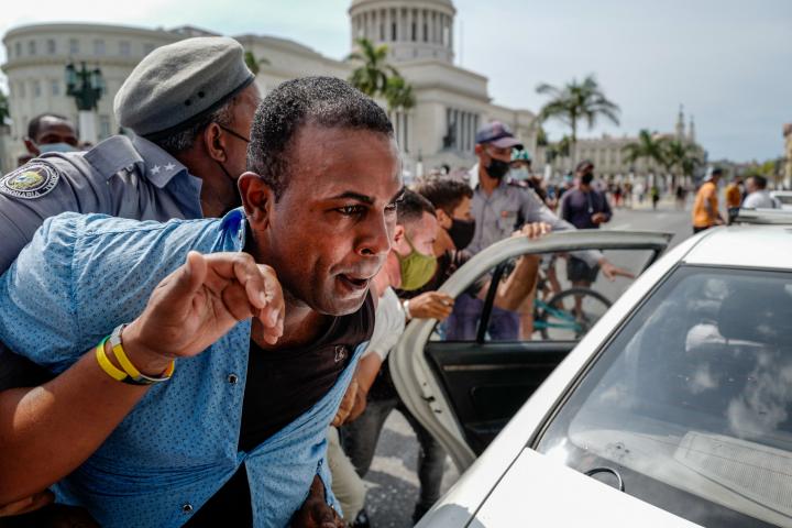 Un manifestante es detenido en La Habana, el pasado 11 de julio.