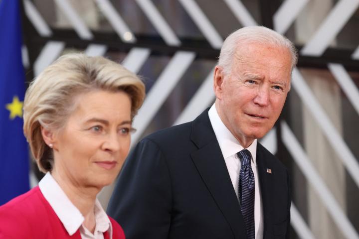 Von der Leyen y Biden en una reunión en Bruselas