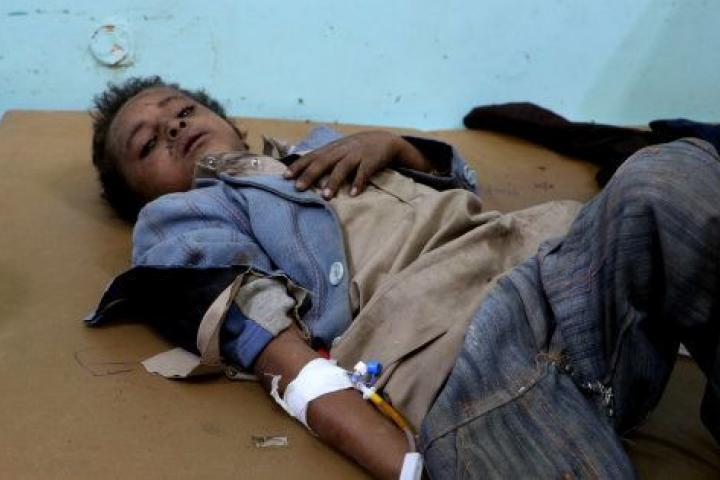 Un niño yemení, recibiendo asistencia tras el ataque de hoy.
