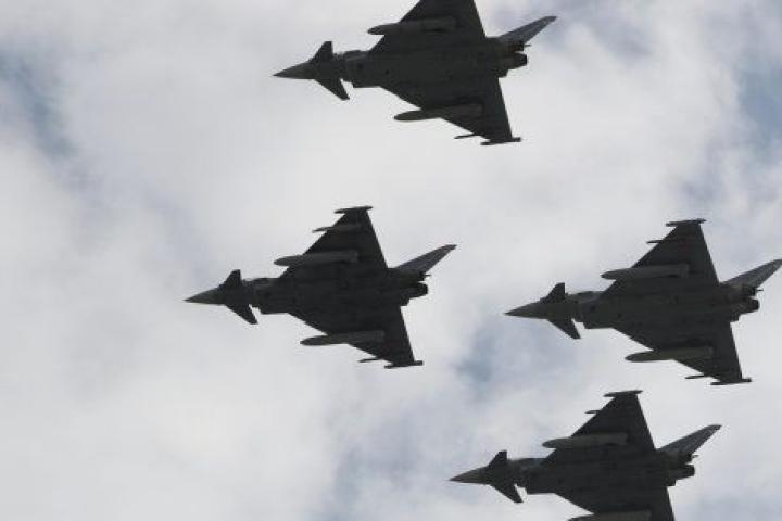 Un grupo de Eurofighters, surcando el cielo de Madrid en el último desfile del 12 de octubre.