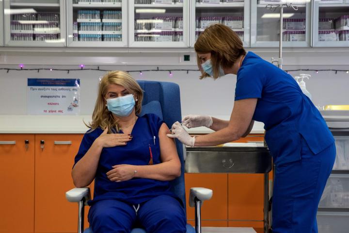 Una enfermera se vacuna en Atenas.
