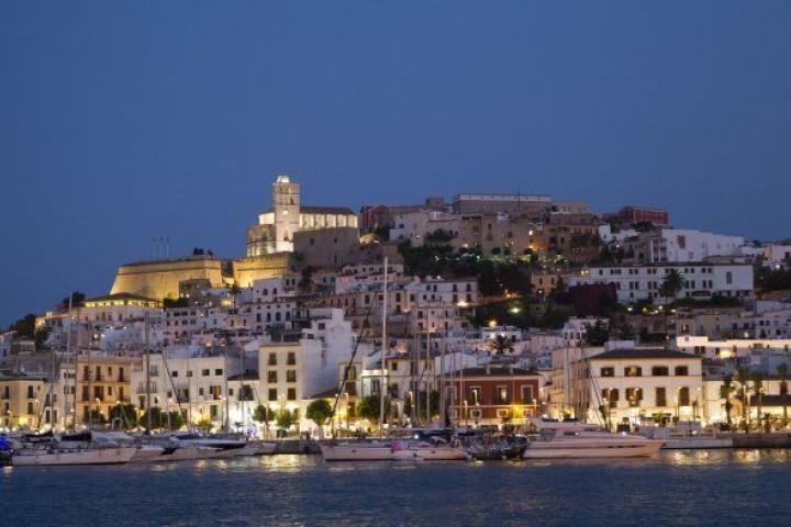 Vista de Dalt Vila y del puerto de Ibiza.