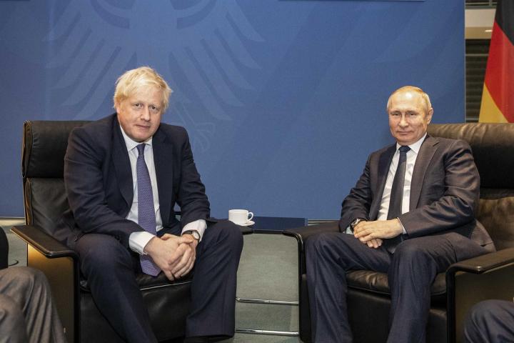 Imagen de archivo de una reunión entre Johnson y Putin.