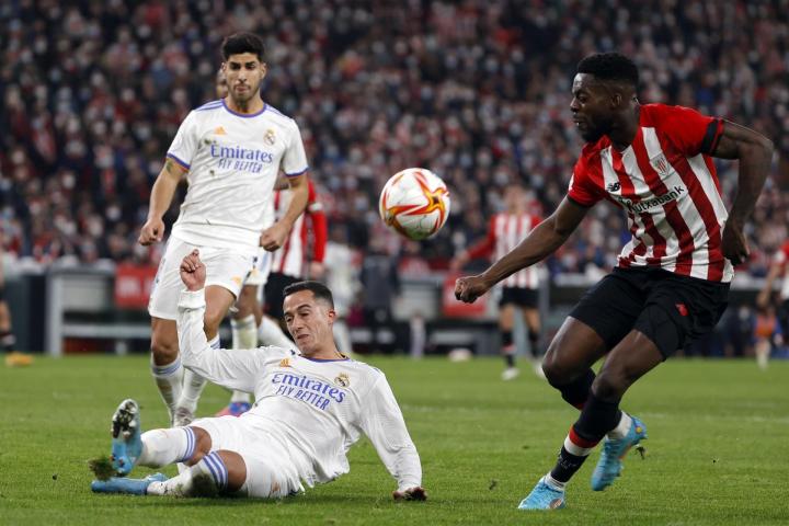 El delantero del Athletic Iñaki Williams pelea un balón con Lucas Vázquez, del Real Madrid, durante el partido de los cuartos de final de la Copa del Rey.