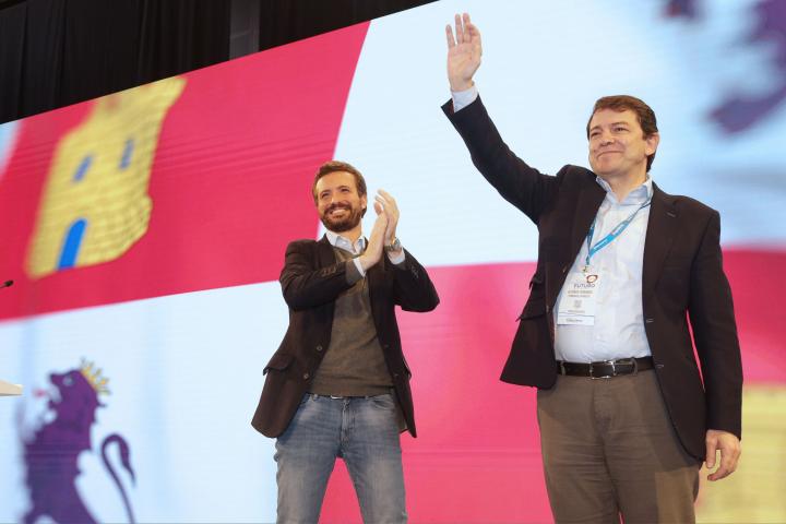 Pablo Casado aplaude a Fernández Mañueco en un acto del PP.