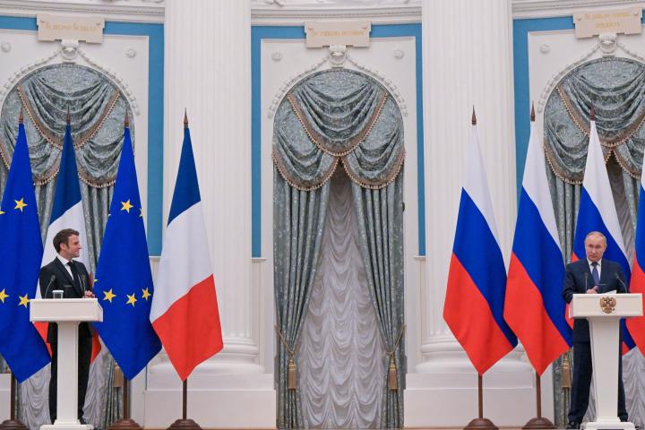 El presidente francés, Emmanuel Macron (izquierda) y su homólogo ruso, Vladimir Putin.