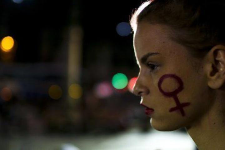 Una mujer participa en una manifestación contra una violación masiva perpetrada en mayo de 2016 en Río de Janeiro.