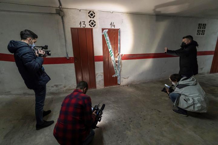 Un grupo de periodistas graba el trasero precintado donde apareció el cuerpo de la menor en Totana (Murcia). 