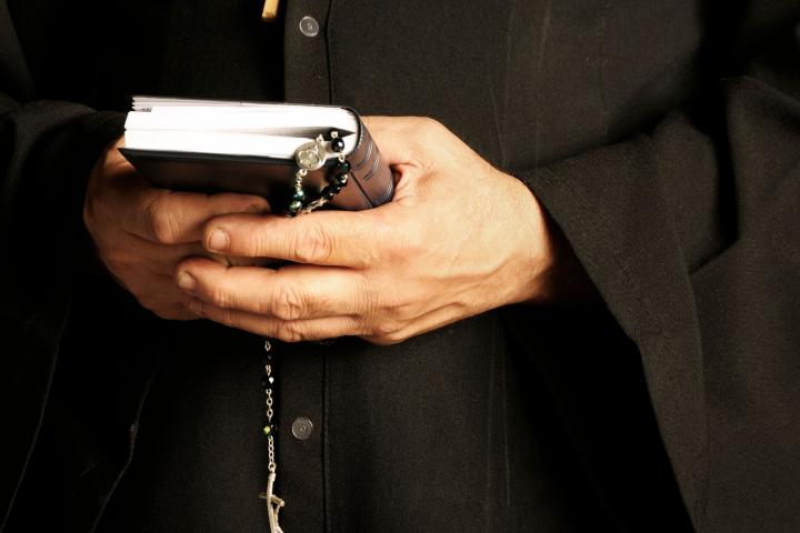 Imagen ilustrativa de un sacerdote.