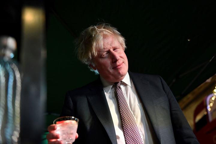 Boris Johnson prueba una ginebra 'Isle of Harris' mientras visita un mercado de alimentos y bebidas de Reino Unido instalado en Downing Street, el pasado 30 de noviembre. 