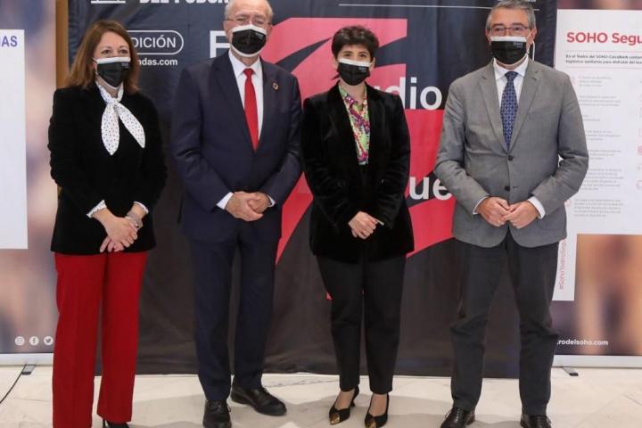 Foto de familia (de izquierda a derecha): Patricia Navarro, delegada del Gobierno de la Junta de Andalucía en Málaga; Francisco de la Torre, alcalde de Málaga; María Jesús Espinosa de los Monteros, directora general de PRISA Audio; y Franci...