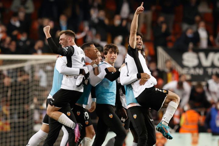 Los jugadores del Valencia celebran el pase del equipo valencianista a la final de la Copa del Rey.