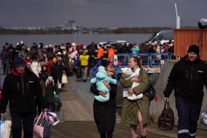 Centenares de refugiados llegan a Rumania en un ferry este lunes