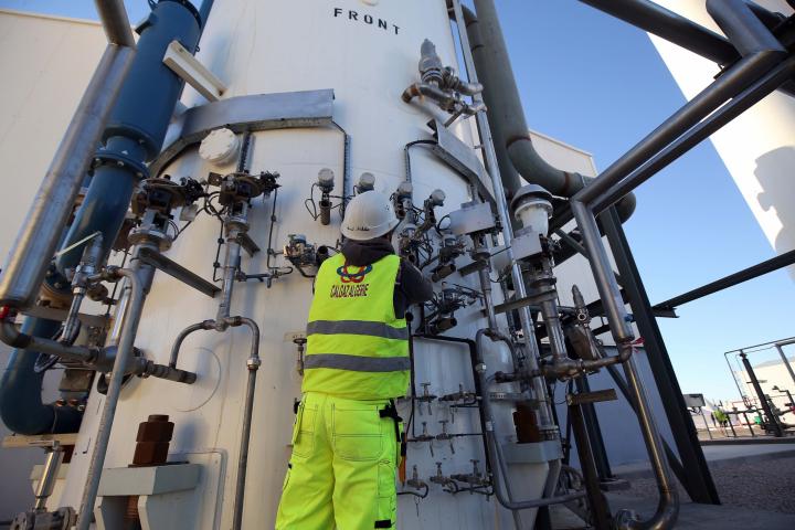 Un operario trabaja en una planta de gas licuado de Calgaz en Ouargla, Argelia, en 2019.