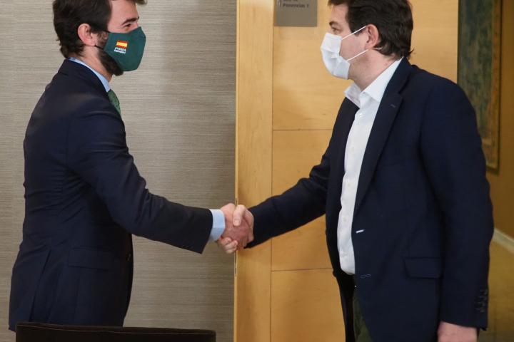El candidato de Vox, Juan García-Gallardo (izda.) y Alfonso Fernández Mañueco se saludan antes de una reunión para negociar tras las elecciones