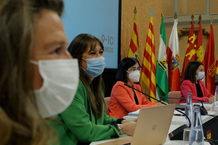 La consejera de Salud aragonesa, Sira Repollés (i), y la ministra de Sanidad, Carolina Darias (d), en la reunión de este jueves en Zaragoza. 