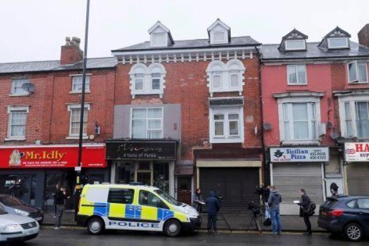 Un vehículo policial está aparcado frente a un local que ha sido registrado durante las redadas relacionadas con el atentado en Londres.