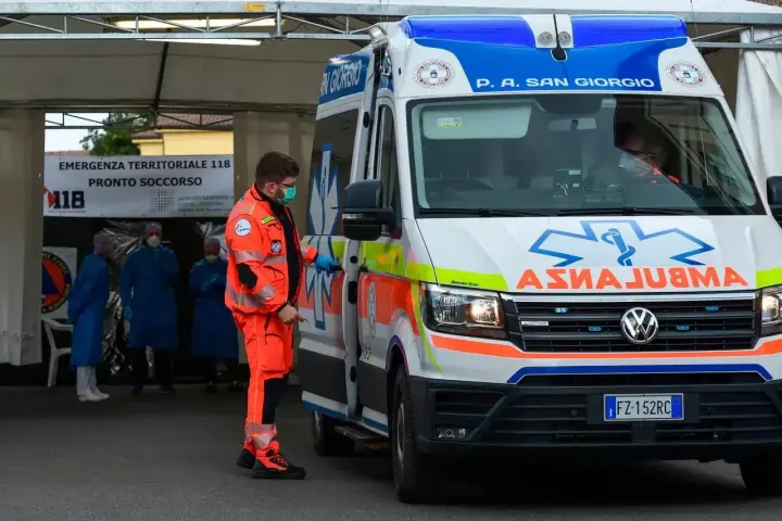 Ambulancia aparcada a la salida de una carpa sanitaria instalada junto al hospital de Plasencia, el 26 de febrero de 2020.