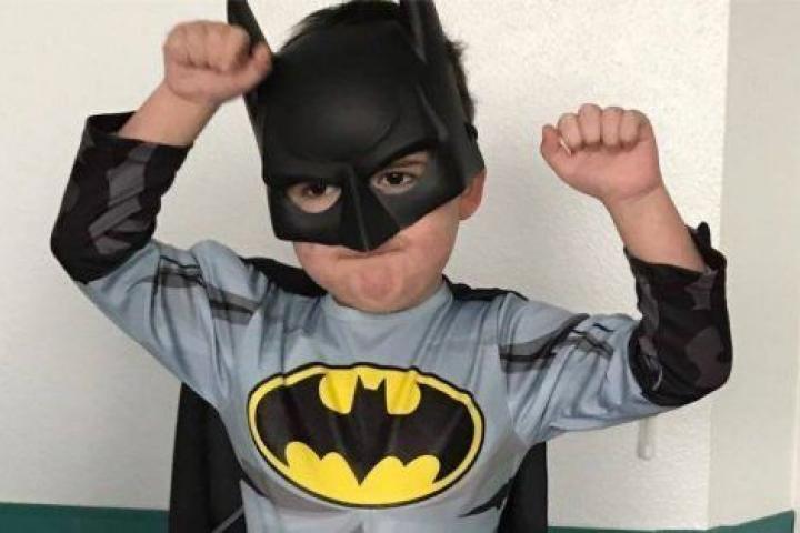 Este niño de cuatro años enfermo de leucemia busca a su héroe