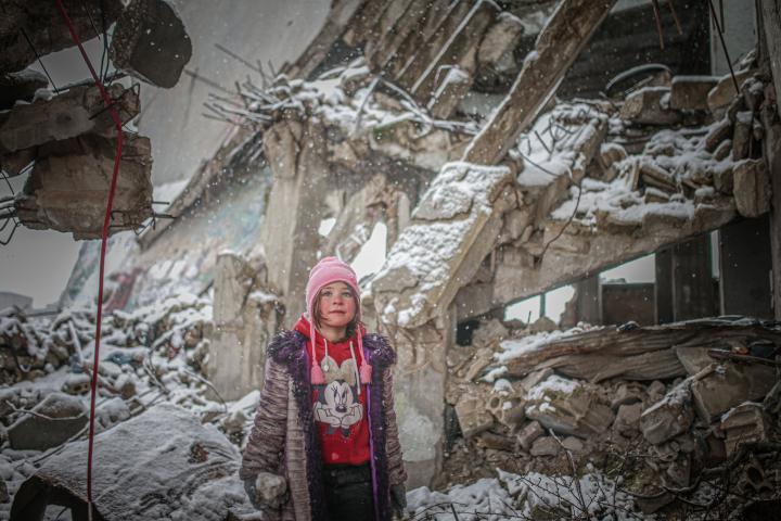 Una niña ante edificios destrozados en el distrito de Jabal ez-Zawiya, en Idlib (Siria), el pasado 13 de marzo.