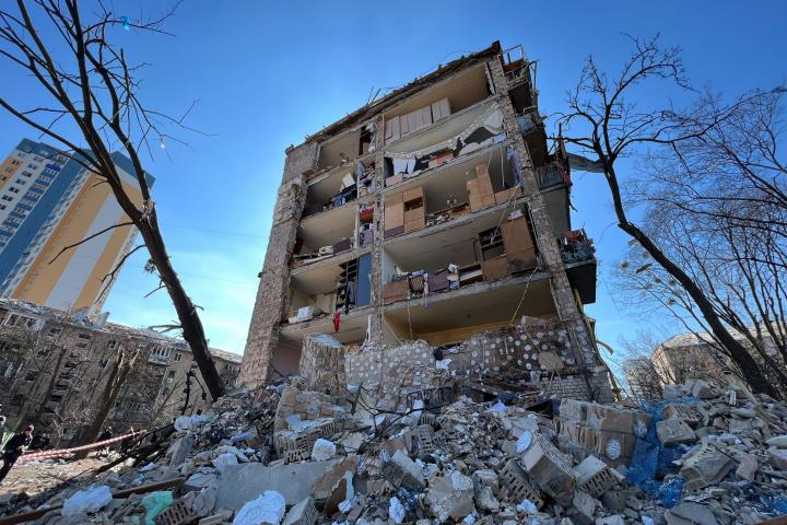 Un edificio residencial de Kiev, destruido por las bombas.
